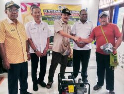 Robert J. Kardinal Beri Bantuan Alsintan Untuk Kelompok Tani di Raja Ampat