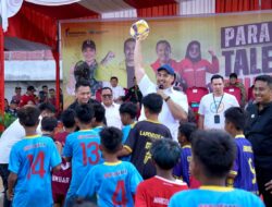 Menpora Dito Ariotedjo Salurkan Bantuan Bola Bagi Atlet Muda di Dharmasraya