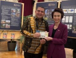 Wali Kota Makassar Munafri Arifuddin Terima Koin Peringatan 100 Tahun Lee Kuan Yew di Forum WCSMF 2025