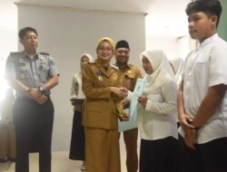 Walikota Kediri, Vinanda Prameswati Bagikan 437 Ijazah Kesetaraan