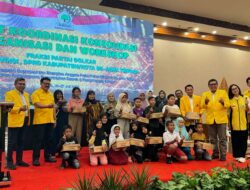 M. Saleh Berbagi 1.000 Pasang Sepatu Untuk Anak-anak Sekolah di Jawa Tengah
