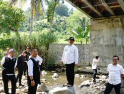 Respons Kabar Viral, Bupati Garut Abdusy Syakur Amin Tinjau Jembatan Cibera Cibalong