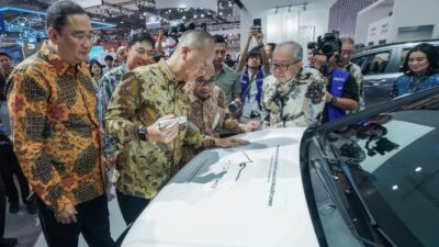 Stargazer Cartenz X Diluncurkan, Menperin Agus Gumiwang Teken Dukungan untuk Mobil Buatan Indonesia