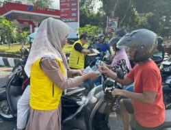 Empati Sandy Aulia Mochtar, Bagikan Air Mineral dan Snack di Tengah Antrean BBM di Bondowoso