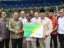 Gubernur Kepri Ansar Ahmad Salurkan Bantuan Untuk 414 Nelayan Tradisional di Pulau Kasu