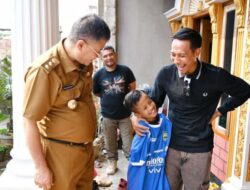 Bersama Beckham Putra, Wagub Jabar Erwan Setiawan Bawa Kebahagiaan Untuk 2 Bocah Disabilitas di Bandung Barat