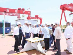 Menteri ESDM Bahlil Lahadalia Tinjau Pembangunan FLNG Raksasa di Tiongkok, Target Operasi 2027