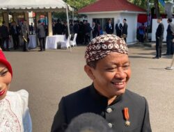 Di HUT RI ke-80, Bahlil Lahadalia Tampil dengan Baju Adat Solo di Istana Merdeka