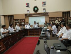 Gubernur Babel, Hidayat Arsani Bergerilya Yakinkan Petani Beltim Alih Tanam Kelapa