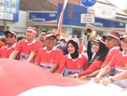 Walikota Kediri, Vinanda Prameswati Pimpin Kirab Bendera Merah Putih Raksasa Ke Gunung Klotok
