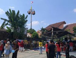 Abraham Sridjaja Gelar Lomba Panjat Pinang Meriahkan HUT RI ke-80 di Pasar Minggu