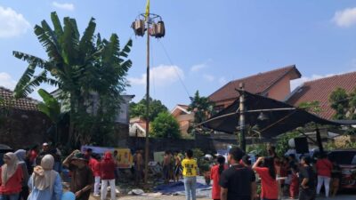 Abraham Sridjaja Gelar Lomba Panjat Pinang Meriahkan HUT RI ke-80 di Pasar Minggu