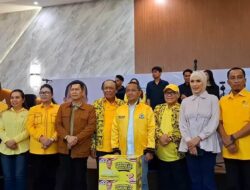 Bahlil Lahadalia Serahkan Ratusan Paket Bantuan Untuk Korban Gempa Poso