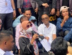 Duduk Bareng Pendemo, Baiq Isvie Rupaeda Berkomitmen Kawal 12 Tuntutan Mahasiswa