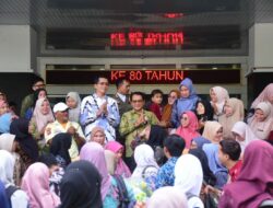 Bupati John Kenedy Azis Terharu, Tenaga Honorer R4 Padang Pariaman Serahkan Persembahan Hasil Tani