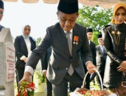 HUT Pertambangan dan Energi ke-80, Menteri ESDM Bahlil Lahadalia Pimpin Tabur Bunga di TMP Kalibata