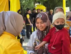 Ade Puspitasari Turun Langsung Jadi Kasir di Pasar Murah HUT ke-61 Partai Golkar Kota Bekasi
