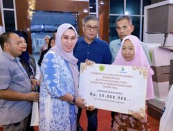 Bupati Barru, Andi Ina Salurkan Bantuan Rp. 1,76 Miliar untuk Rumah Tak Layak Huni dan Korban Bencana