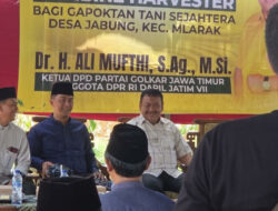 Bantu Petani Ponorogo, Ali Mufthi Serahkan Alsintan Combine Harvester untuk Percepat Panen