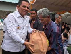 Gubernur Kepri Ansar Ahmad Serahkan 10 Ribu Paket Sembako Untuk Warga Tanjungpinang