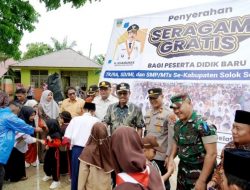 Bupati Solok Selatan, Khairunas Bagikan 2.034 Seragam Gratis untuk Siswa Sangir Balai Janggo
