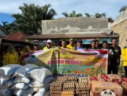 Andar Amin Harahap Serahkan Bantuan Kemanusiaan DPP Partai Golkar di Batangtoru