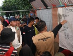 Nusron Wahid Turun Langsung Serahkan Bantuan Kementerian ATR/BPN untuk Korban Banjir Bandang Agam