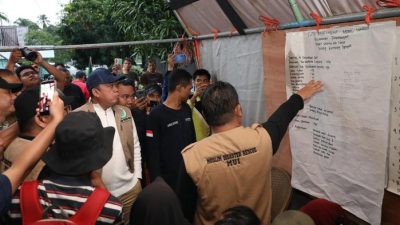 Nusron Wahid Turun Langsung Serahkan Bantuan Kementerian ATR/BPN untuk Korban Banjir Bandang Agam