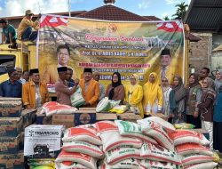 Bupati Nagan Raya, Teuku Raja Keumangan Salurkan Langsung Bantuan Bencana Dari Ormas MKGR