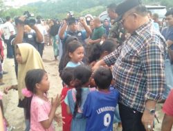 Bupati Agara Salim Fakhry Dengarkan Tangisan Korban Banjir Putri Betung yang Terpaksa Jalan Kaki Demi Beras