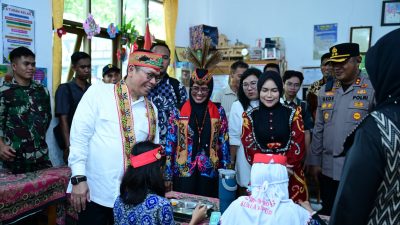 Adies Kadir Serahkan Bantuan Laptop dan Tinjau Program Makan Bergizi Gratis di Kalteng