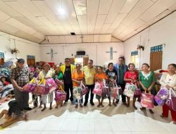 Jelang Natal, Lamhot Sinaga Serahkan Bantuan untuk Korban Longsor di Taput