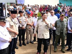 Bersama Presiden Prabowo, Menteri ESDM Bahlil Lahadalia Cek Pemulihan Energi dan Huntara di Agam