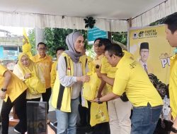 HUT ke-61 Partai Golkar, Sari Yuliati Bagikan Ratusan Paket Sembako untuk Warga Mataram