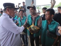Peringati HUT ke-25 Babel, Gubernur Hidayat Arsani Bagikan Sembako di Pelabuhan Tanjungkalian