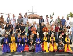 Gubernur NTT Melki Laka Lena Sambut Wisatawan Australia, Dorong Pariwisata Berbasis Budaya