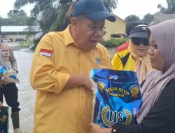 Di Tengah Sisa Genangan, Gubernur Babel Hidayat Arsani Salurkan Sembako untuk Korban Banjir Bangka Tengah