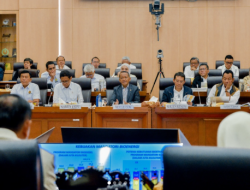 Rapat dengan DPR, Menteri Bahlil Lahadalia Paparkan Kinerja ESDM 2025: Tanpa Impor LNG, Listrik Desa Terus Meluas