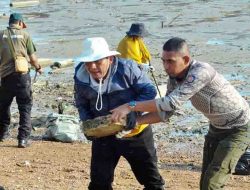 Gubernur Kepri Ansar Ahmad Turun Langsung Bersihkan Sampah Laut di Balai Adat Melayu