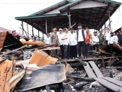 Gubernur Kaltim Rudy Mas’ud Serahkan Bantuan dan THR Pribadi untuk Korban Kebakaran di Paser