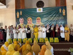 Sri Suparni Bahlil dan Hetifah Sjaifudian Serahkan Tali Asih Untuk Jamaah Pengajian Al-Hidayah