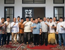 Tanpa Undangan, Rumah Sarmuji Diserbu Kader! Halal Bihalal Partai Golkar Jatim Membludak