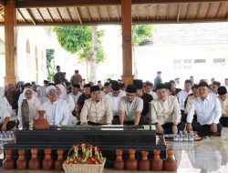 HUT ke-27 Cilegon, Walikota Robinsar Ziarah ke Makam Tb Aat Syafaat, Tegaskan Warisan Kepemimpinan