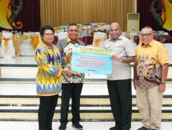 Gubernur Mathius Fakhiri Perkuat Literasi Papua, Buku Bacaan Disalurkan ke Kampung dan Rumah Baca