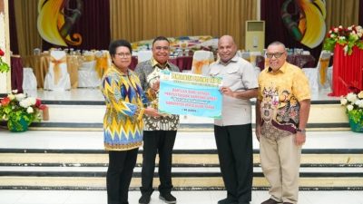 Gubernur Mathius Fakhiri Perkuat Literasi Papua, Buku Bacaan Disalurkan ke Kampung dan Rumah Baca