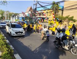 Sambut HUT ke-81 RI, Partai Golkar Kalsel Bagi-bagi Bendera Merah Putih dan Mi Instan ke Warga