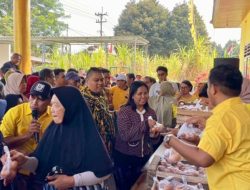 Harga Telur Anjlok, Partai Golkar Borong 200 Kg dan Bagikan Gratis ke Ratusan Warga Kediri