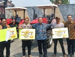 Bawa Bantuan Presiden Prabowo, Sarmuji Serahkan 3 Traktor untuk Petani Blitar