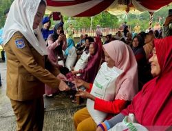 Bupati Cen Sui Lan Bagikan 10 Ribu Masker, Warga Natuna Diingatkan Waspadai ISPA