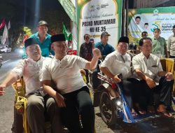 Dukung Muktamar NU, Kader Partai Golkar Jatim Borong Dagangan PKL di Jombang
